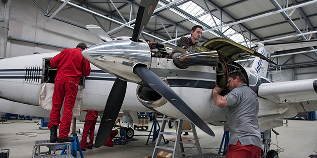 Maintenance on aircraft